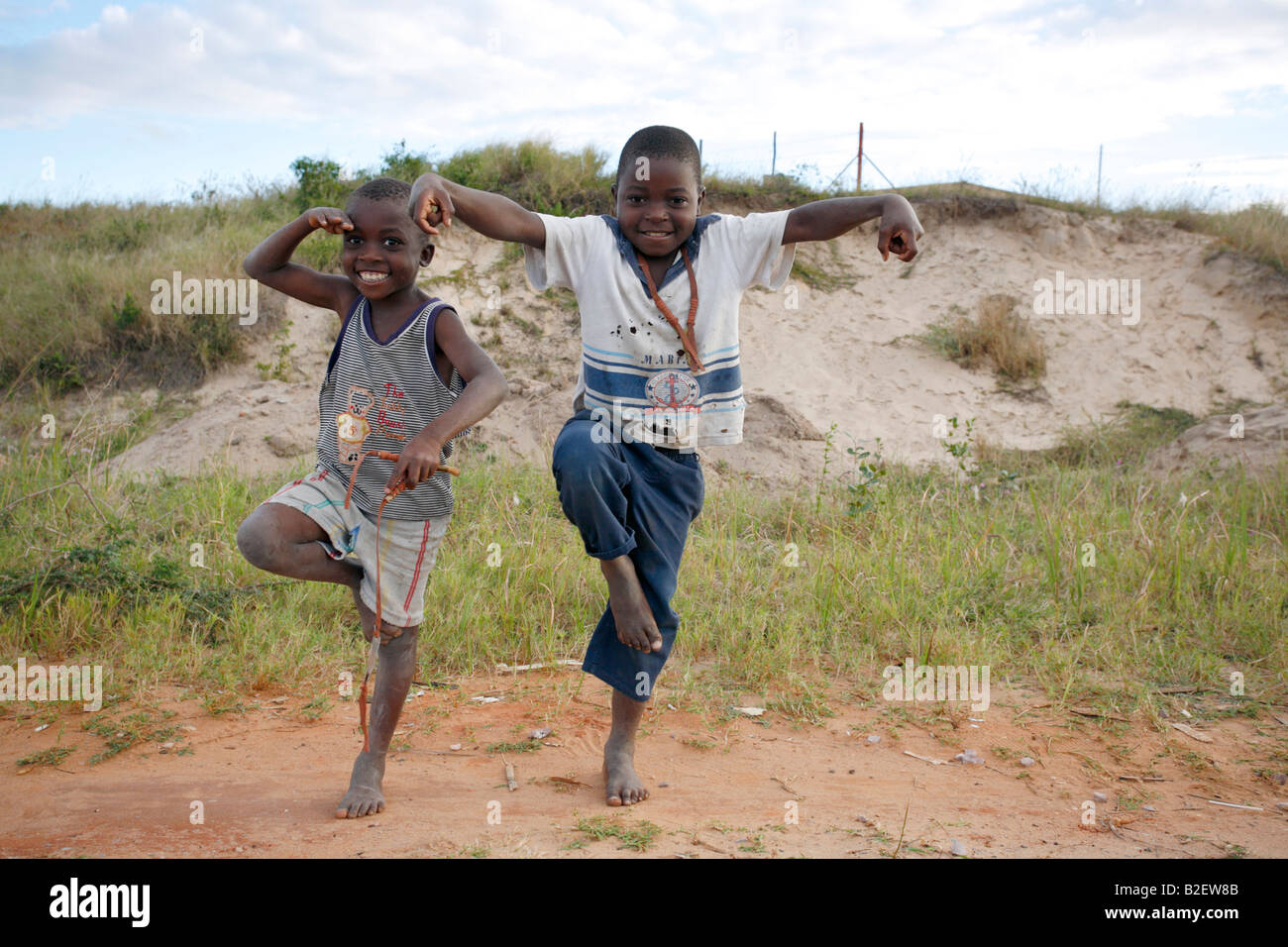 Deux enfants local chacun avec une catapulte fait maison de poser dans les style de Karaté Banque D'Images