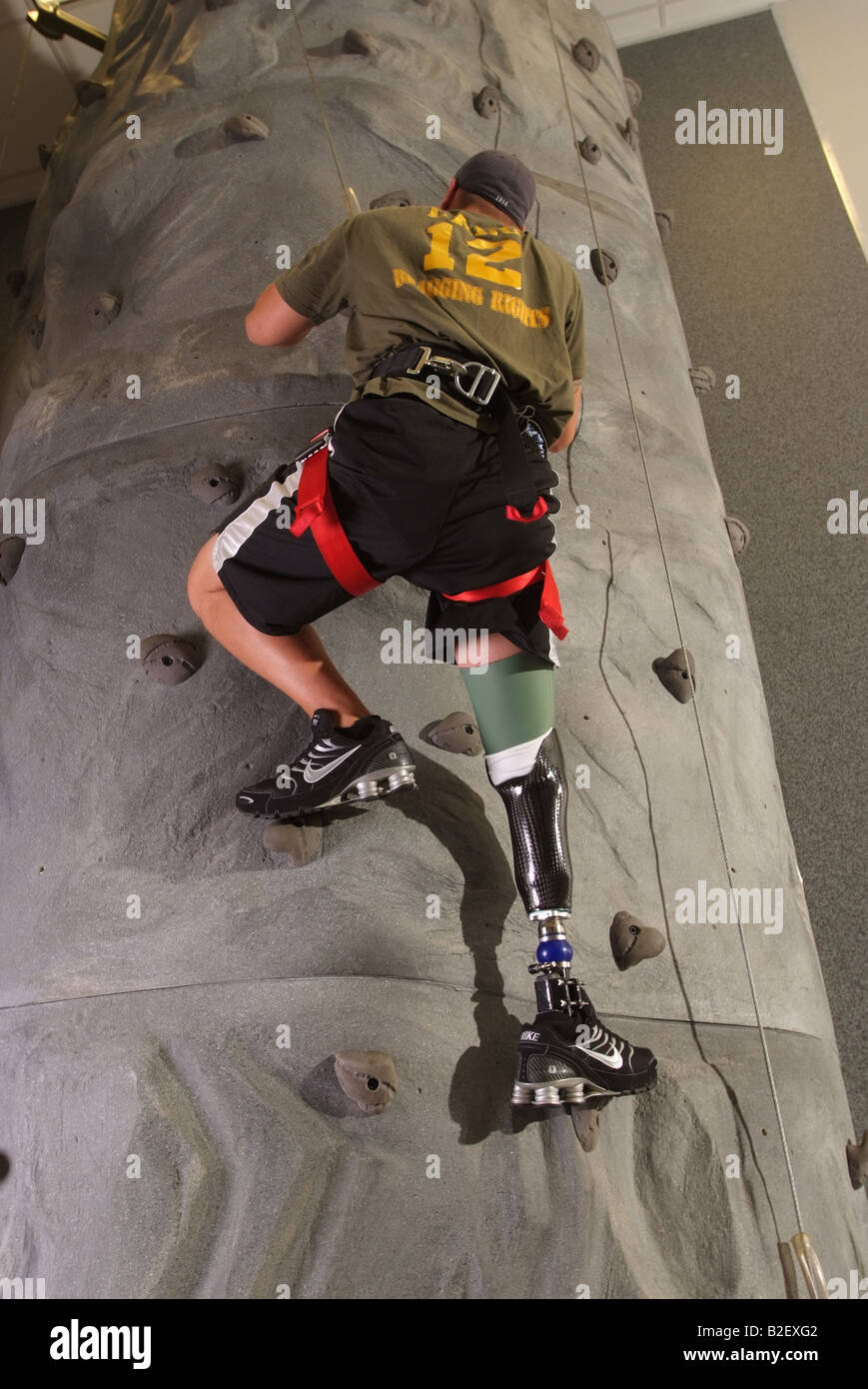 Soldat US avec prothèse apprend à grimper sur un mur de roche de plus de blessures causées par la guerre en Irak SEULEMENT ÉDITORIALE Banque D'Images