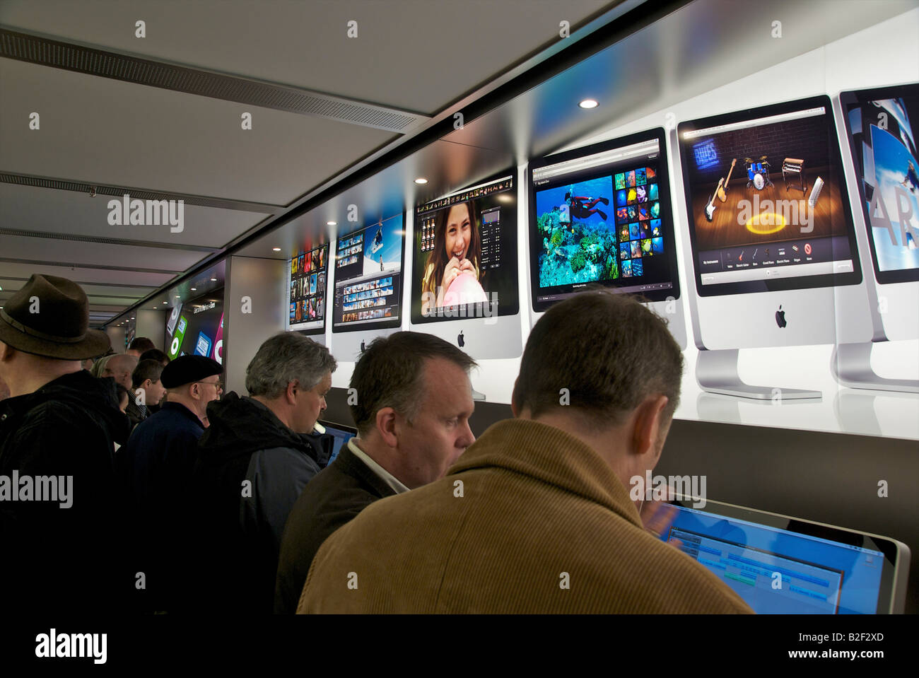 La foule à la recherche de nouveaux ordinateurs iMac à Glasgow le jour de l'ouverture de l'Apple Store. Banque D'Images