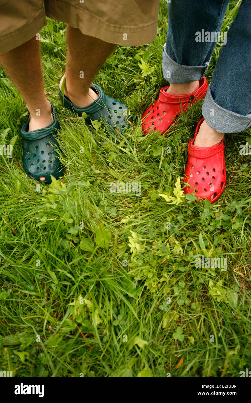 L'herbe verte avec les couples en marche pieds crocs dans un pré en Nouvelle Angleterre de parc du Nord lors d'une escapade de fin de voyager dans l'été Banque D'Images