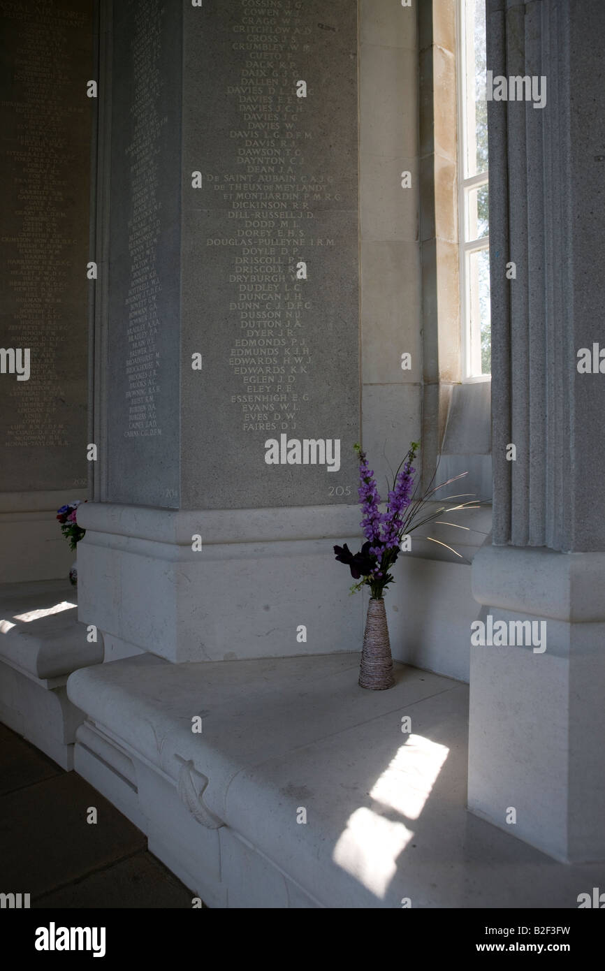Le cloître avec les morts les noms airmens Air Force Memorial Runnymede Surrey Commonwealth War Graves Commission Banque D'Images