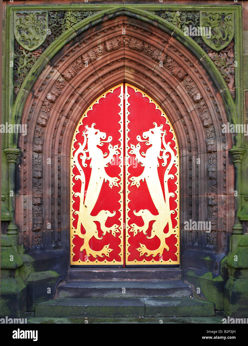 Porte de l'ouest doré avec des lions. Église St Giles, Cheadle, Staffordshire, conçu dans le style néo-gothique par A.W.N. Pugin Banque D'Images