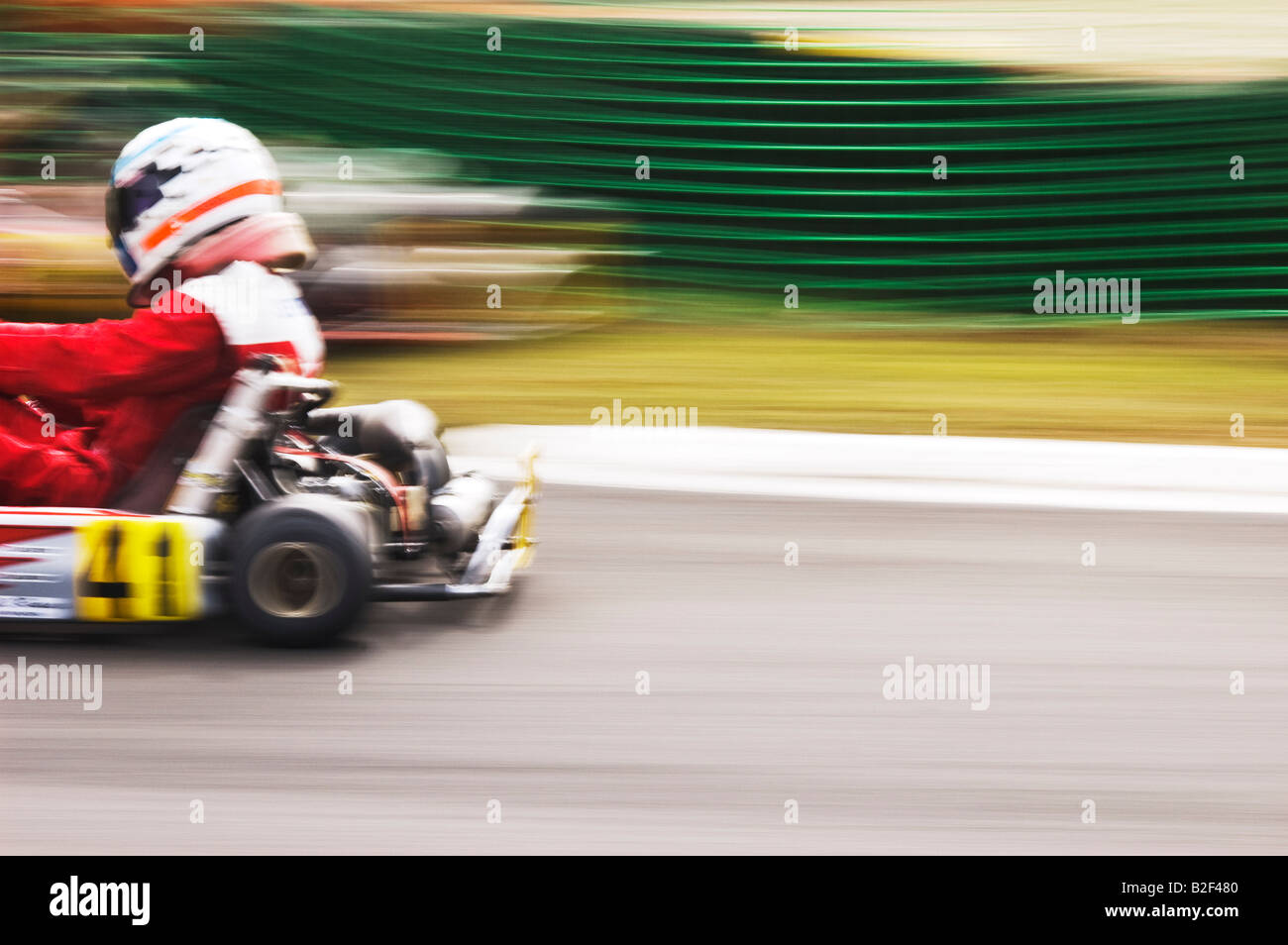 Pilote de course de karting en passant en haute vitesse Banque D'Images