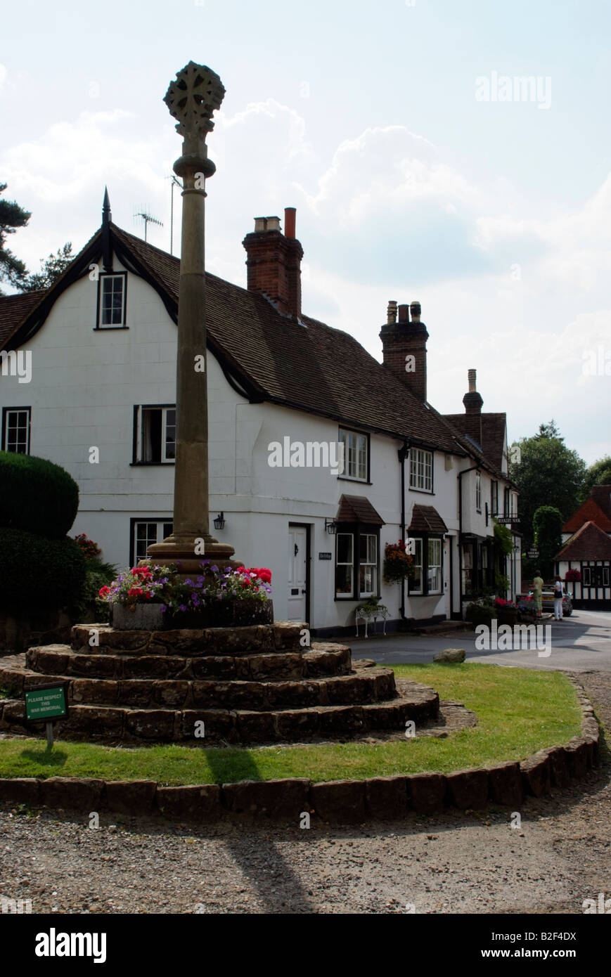 Lutyens War Memorial à Shere un joli village dans la vallée de l'Tillingborne Surrey England Banque D'Images