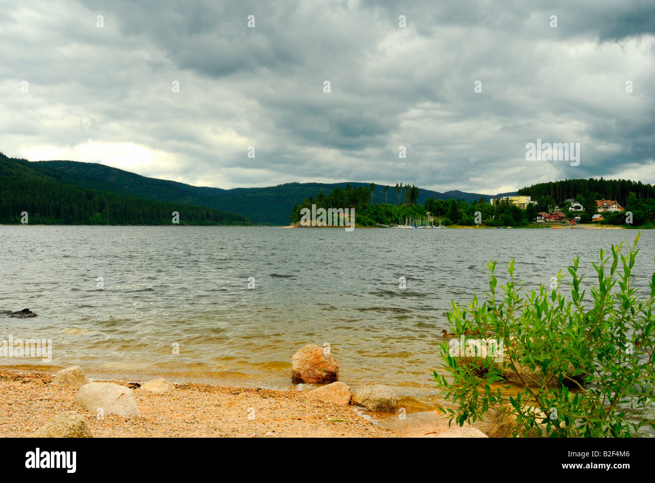 Schluchsee a le plus grand lac dans la Forêt Noire, sept kilomètres de long 14 kilomètres de large et 61 mètres de profondeur c'est un artifi Banque D'Images