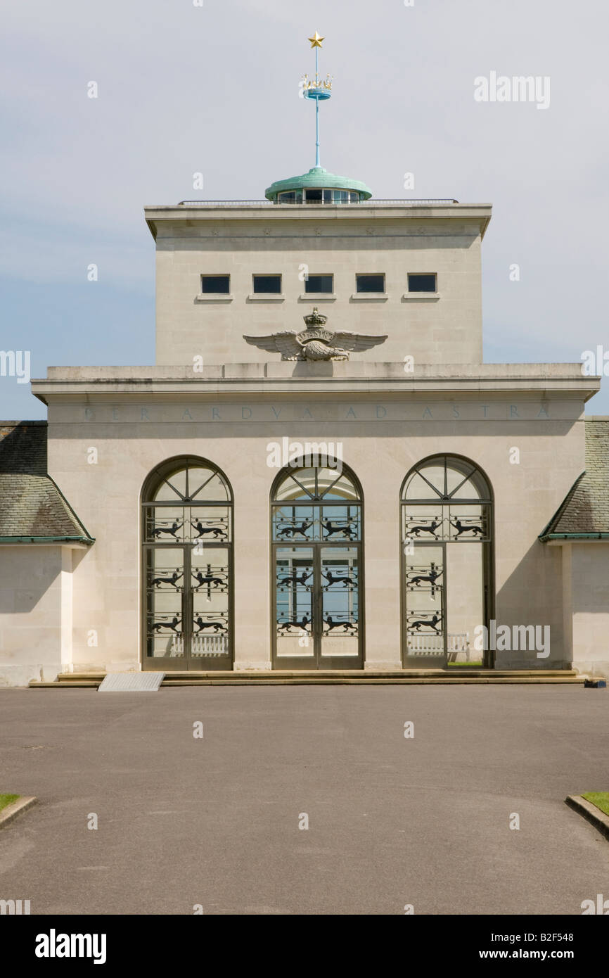 Un Lion porte à l'Air Forces Runnymede Surrey Memorial Commonwealth War Graves Commission avec Air force logo devise Banque D'Images