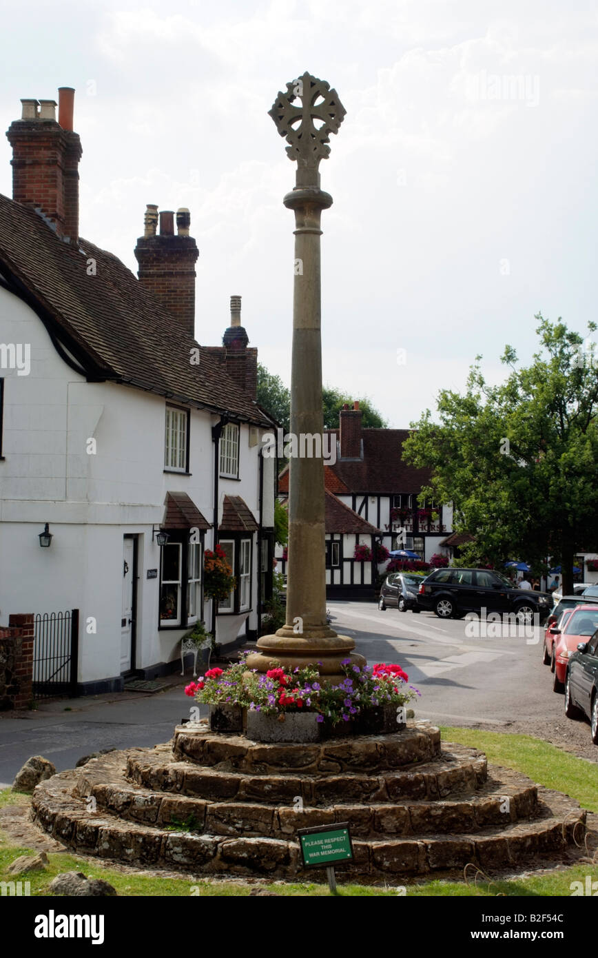 Lutyens War Memorial à Shere un joli village dans la vallée de l'Tillingborne Surrey England Banque D'Images
