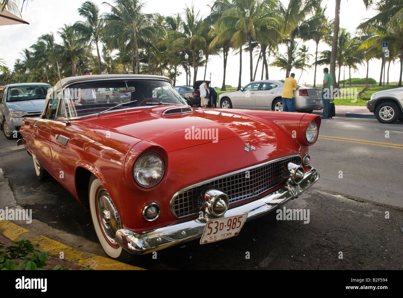 Vintage Car à l'extérieur de l'hôtel Avalon dans South Beach Miami Banque D'Images Vintage Car à l'extérieur de l'hôtel Avalon dans South Beach Miami Banque D'Images