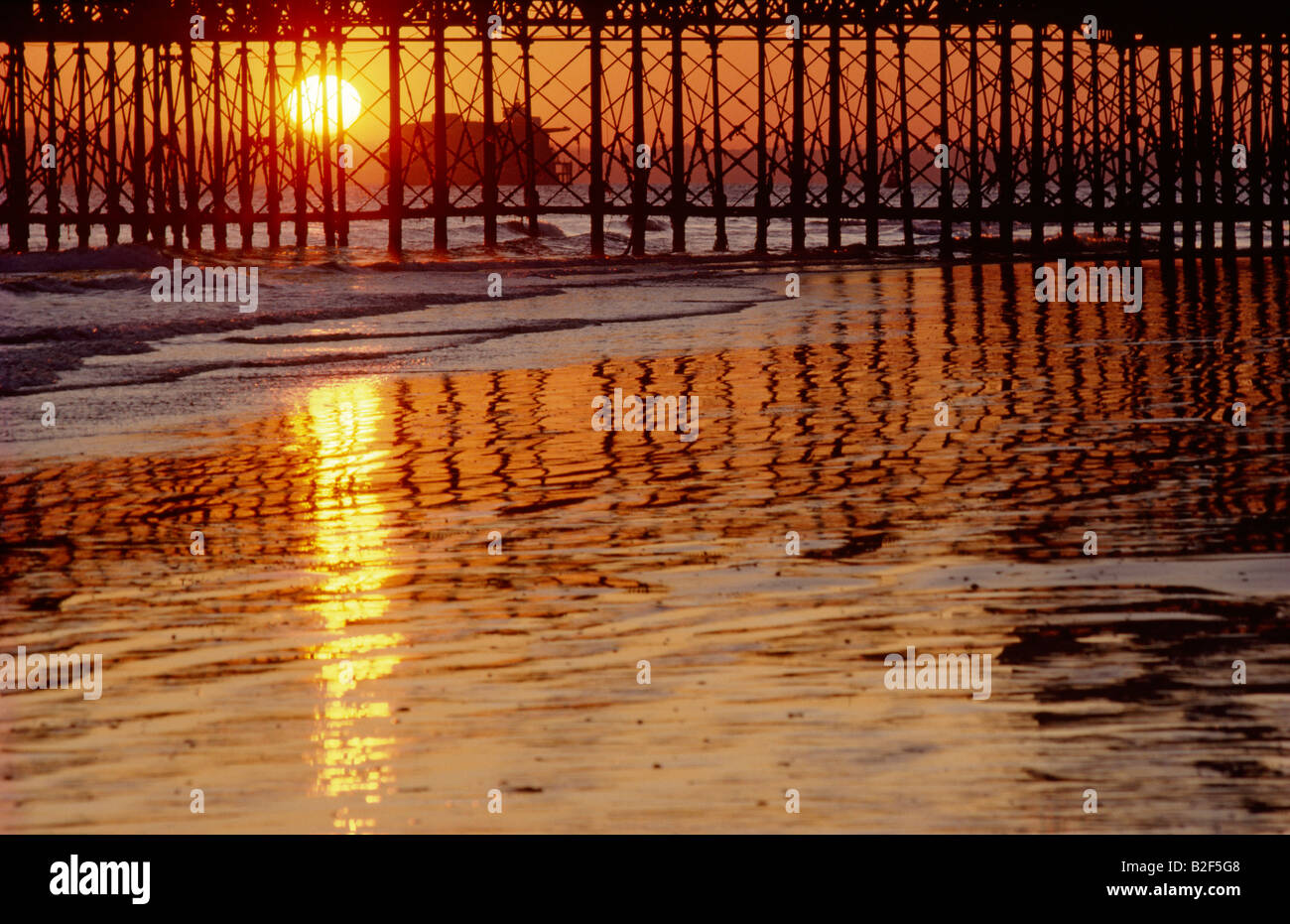 Soleil derrière cracher fort Banque dans le Solent avec South Parade Pier en premier plan, Southsea, Portsmouth, Hampshire, Angleterre Banque D'Images