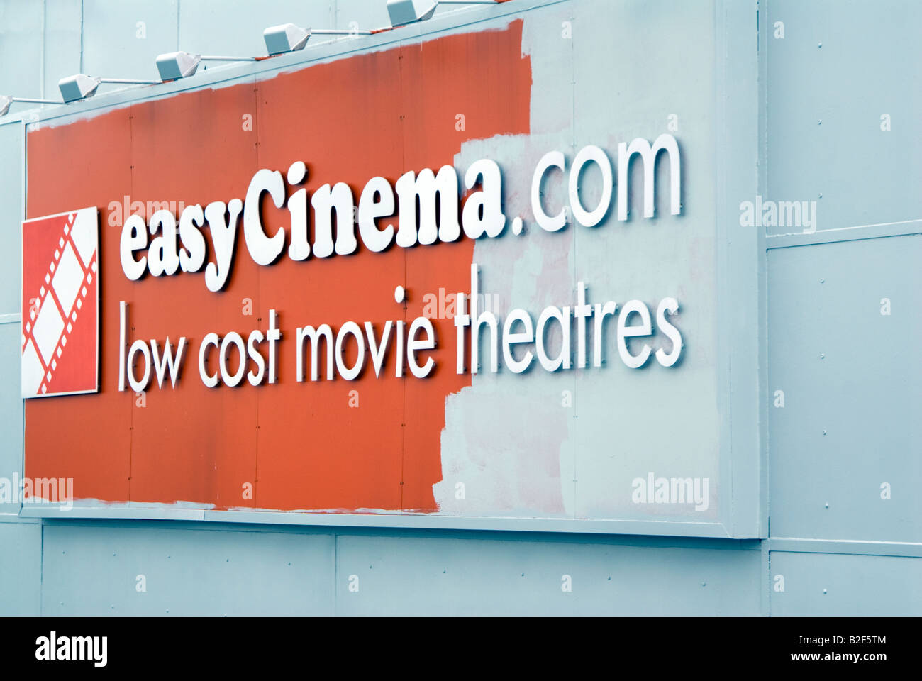 La disparition de l'easyCinema Cinéma facile faible coût com signe cinéma peinture du centre de Milton Keynes Banque D'Images
