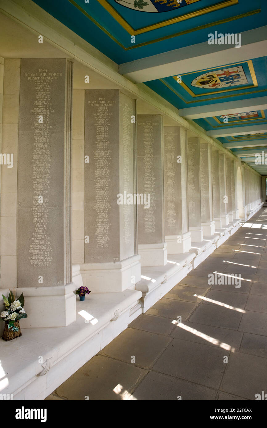 Le cloître avec les morts les noms airmens Air Force Memorial Runnymede Surrey Commonwealth War Graves Commission Banque D'Images