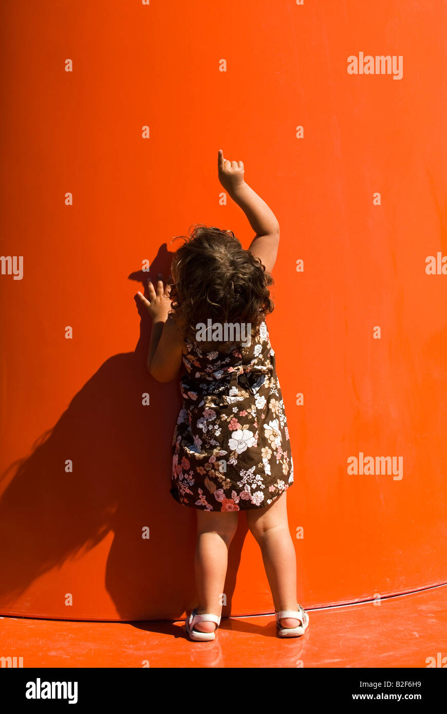 Un enfant pointant vers le haut. Banque D'Images