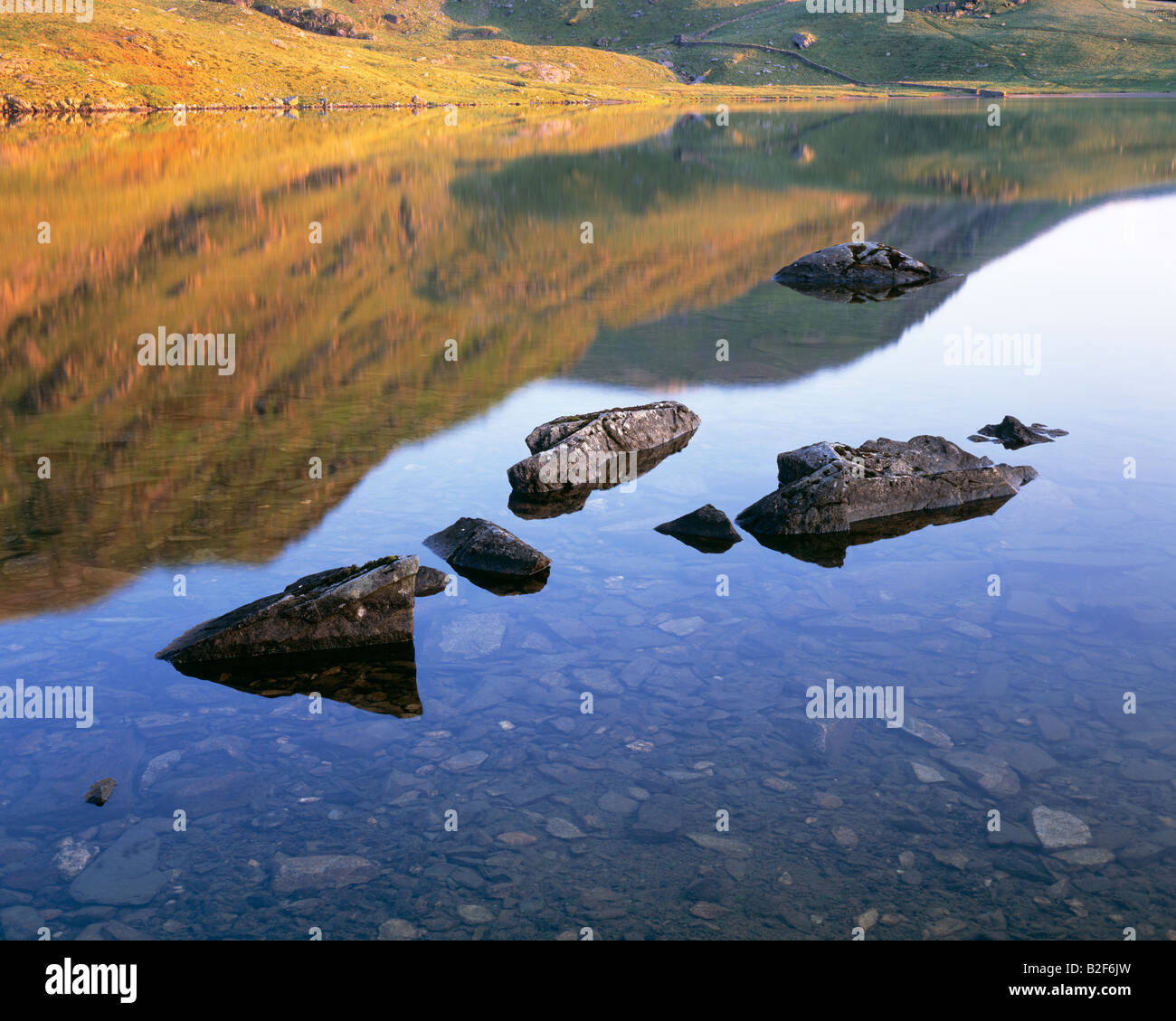 L'aube à Llyn Idwal, Parc National de Snowdonia. Le Pays de Galles. Banque D'Images