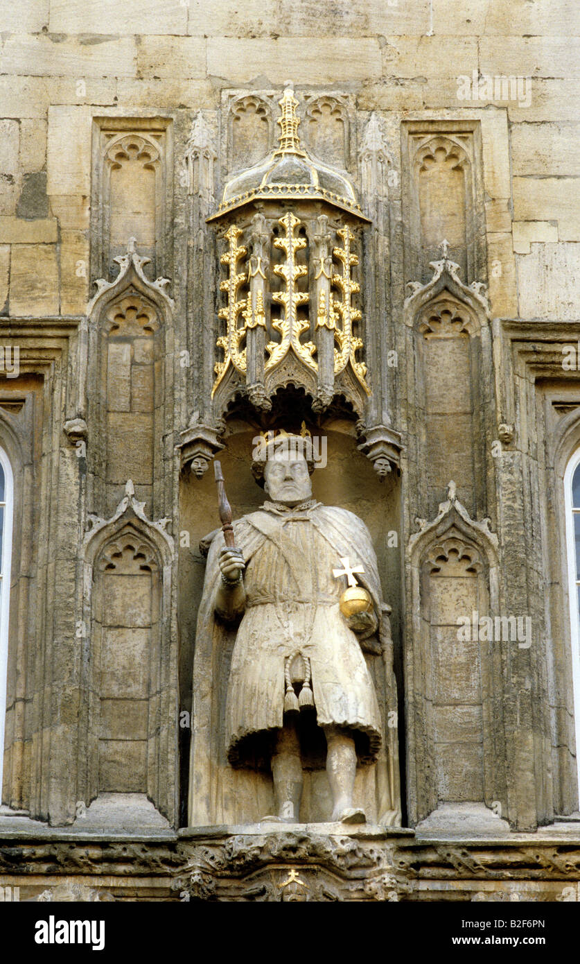 Trinity College Cambridge statue du roi Henry 8e avec chaise leg 19e siècle étudiant Université orb farce irrévérencieuse Angleterre Banque D'Images