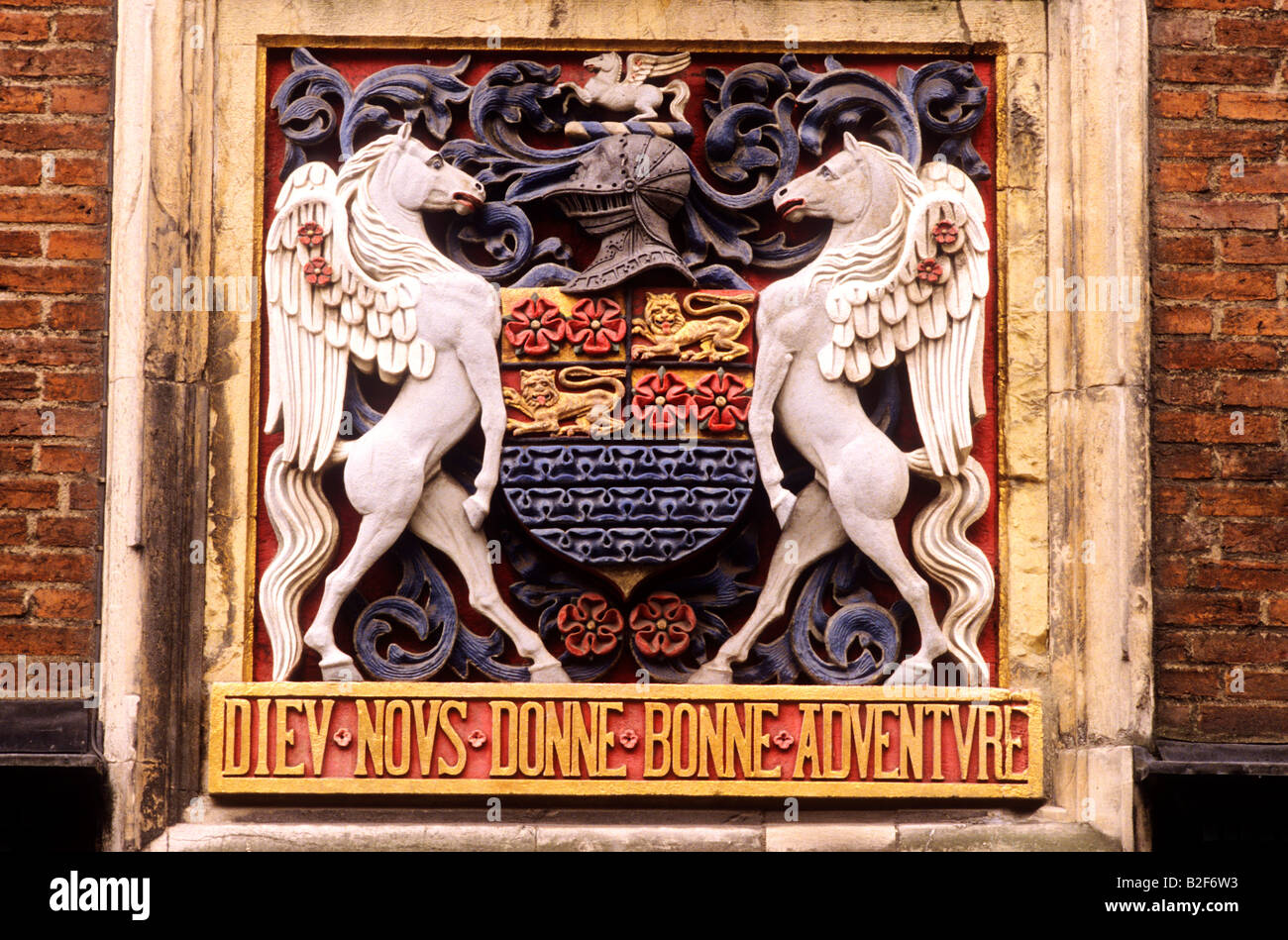 York Merchant Adventurers Hall de guilde blason chevaux ailés roses rouges inscription lions Dieu nous accorde gratifiant Ventures Banque D'Images