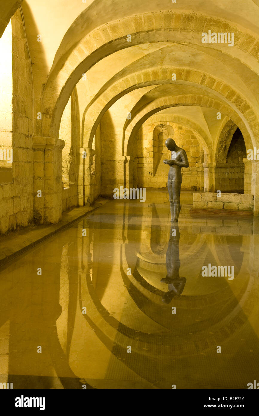 Statue sculpture sonore II 2 par Antony Gormley dans les cryptes de la cathédrale de Winchester Hampshire Angleterre Royaume-Uni GB Banque D'Images