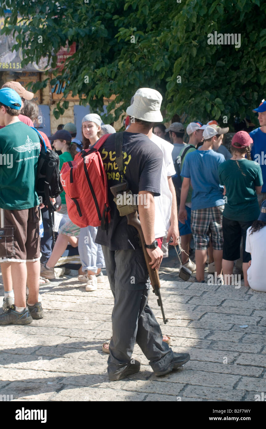 Israël Galilée le village druze de Peki dans un garde armé l'escorte d'un groupe de jeunes touristes Banque D'Images