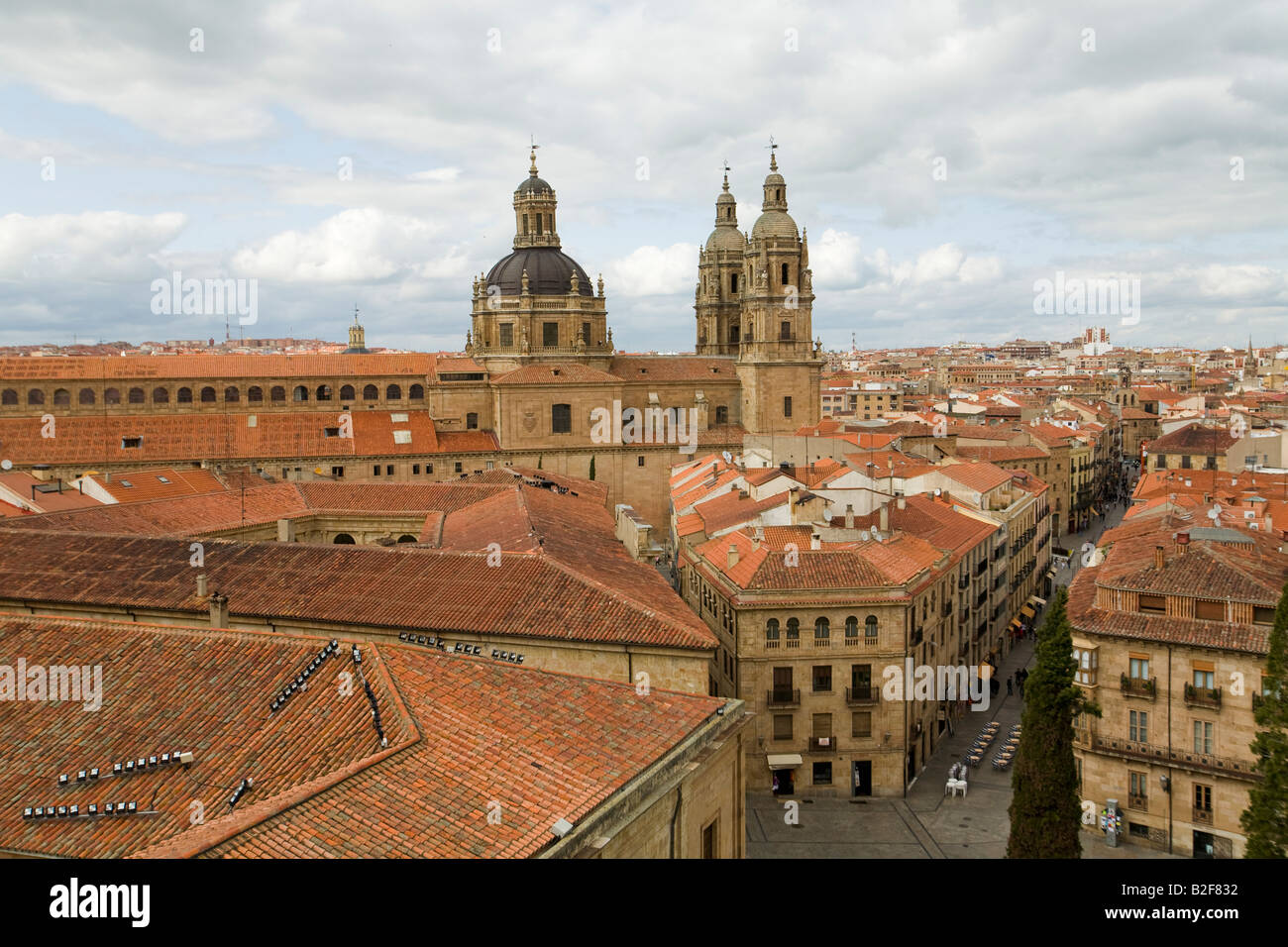 Espagne Salamanque Voir des rues de la ville de toits de tuiles rouges et les clochers de la cathédrale à la plate-forme Banque D'Images