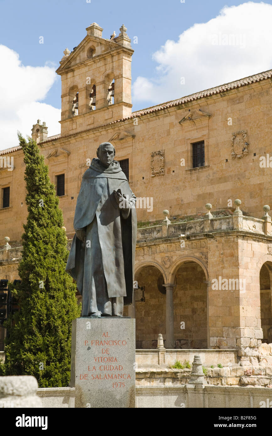 Espagne Salamanque P Statue de Francisco de Vitoria à plaza par Église de Saint Stephen San Esteban Banque D'Images