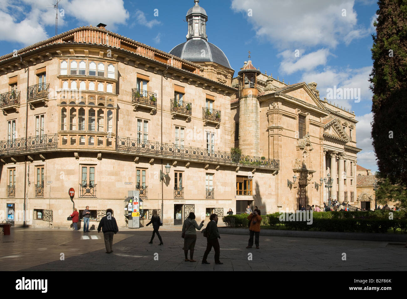 Espagne Salamanque les gens marcher à travers plaza à l'extérieur du bâtiment de l'université Banque D'Images