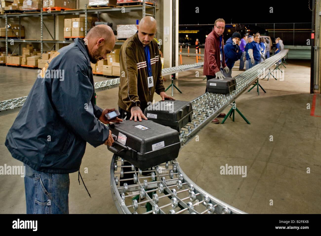 Le soir de l'élection une urne mobile à partir de la machine de vote électronique arrive Orange County d'enregistrement des électeurs Santa Ana CA Banque D'Images