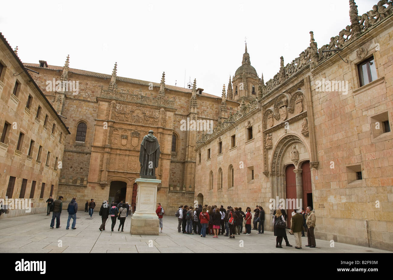 Espagne Salamanque Statue de Fray Luise de Leon dans la cour de l'Université de Salamanque avec des groupes de touristes Banque D'Images