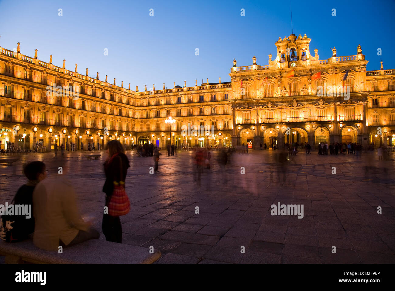 Espagne Salamanca Plaza Mayor à rassembler des foules de nuit dans le carré construit en 1700 Hôtel de Ville plus d'informations allume les gens s'assoient sur des bancs Banque D'Images