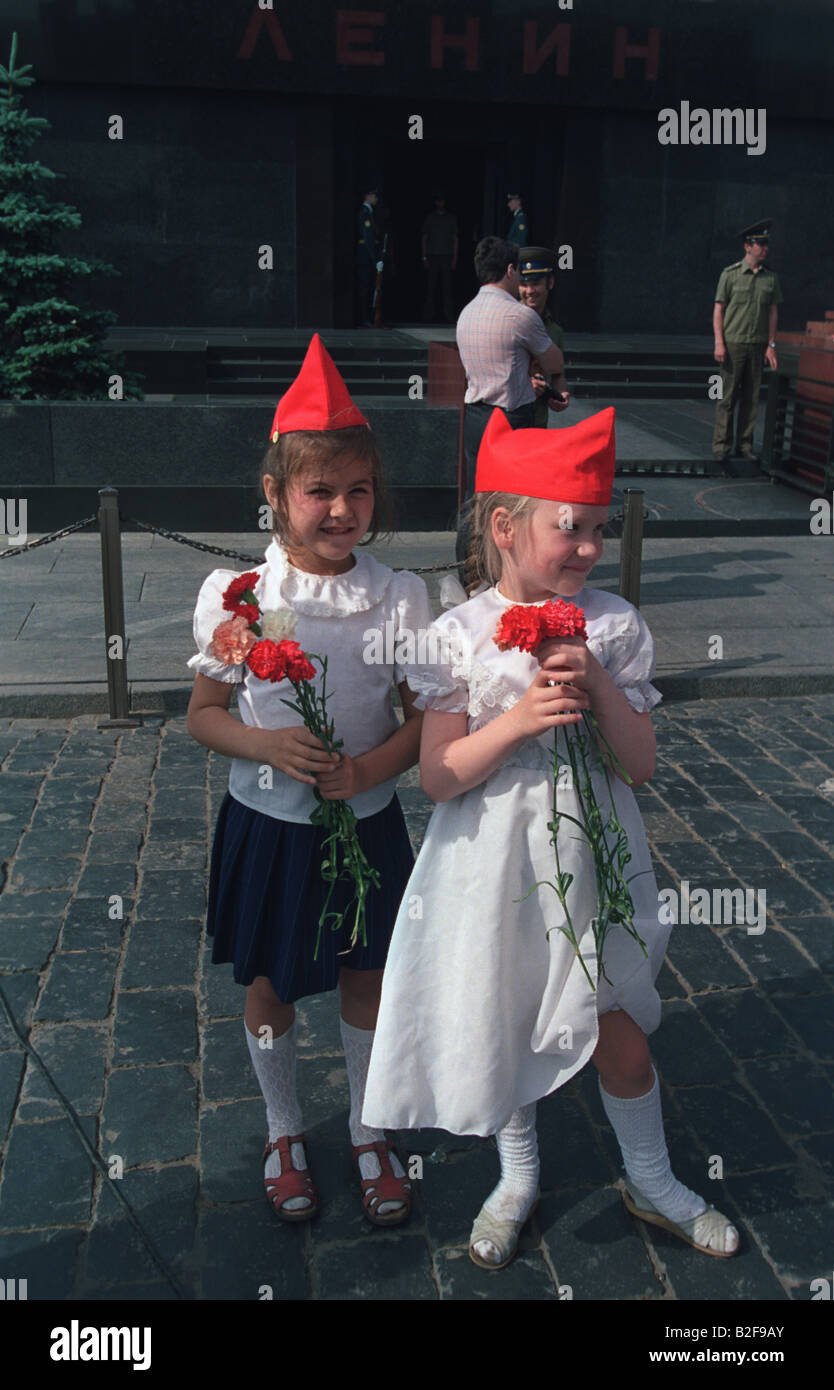 Les jeunes filles russes membres du groupe commuist Jeunes Pionniers