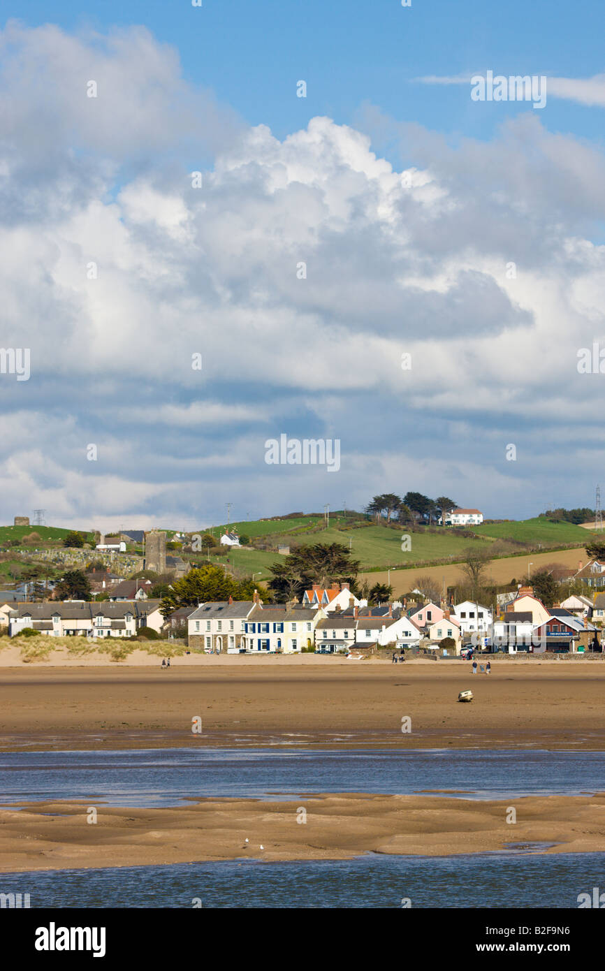 La ville côtière de Instow vu de l'autre côté de l'eau à Appledore Devon, Angleterre Banque D'Images