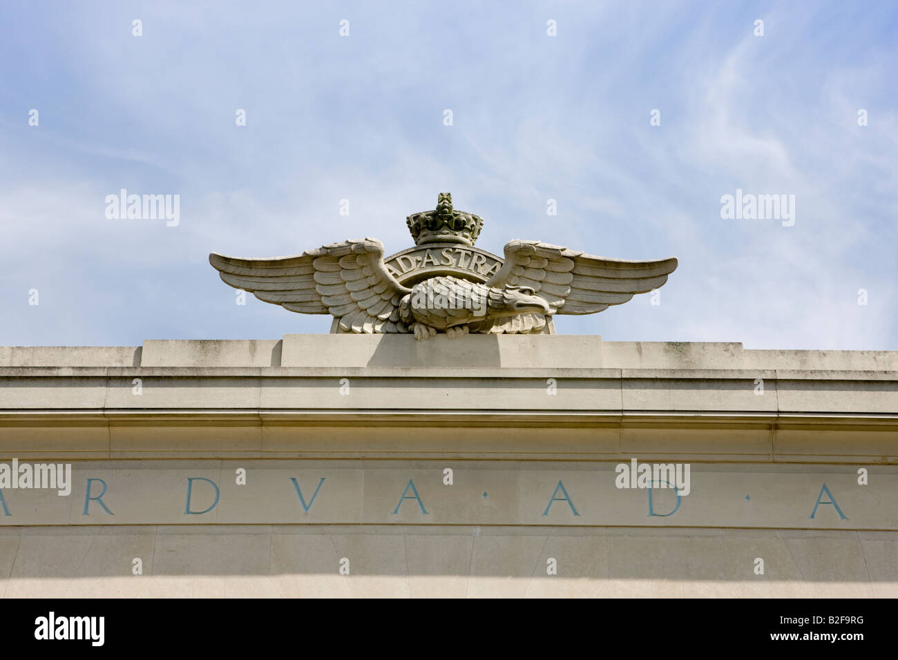 Les Forces aériennes Runnymede Surrey Memorial Commonwealth War Graves Commission avec la devise et logo de l'armée de l'air Banque D'Images