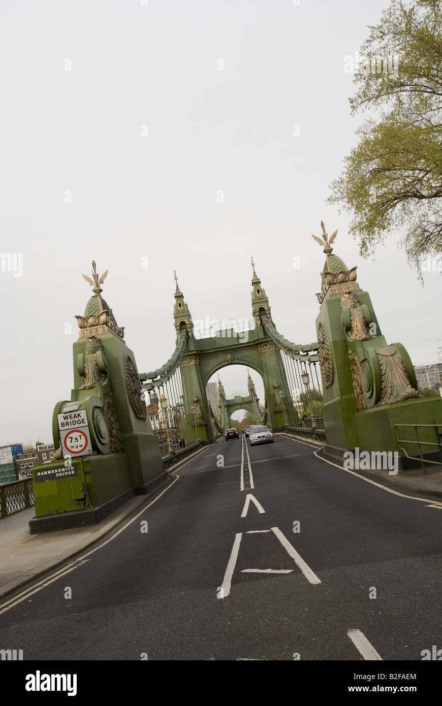 L'approche à l'Hammersmith Bridge à Londres. Banque D'Images