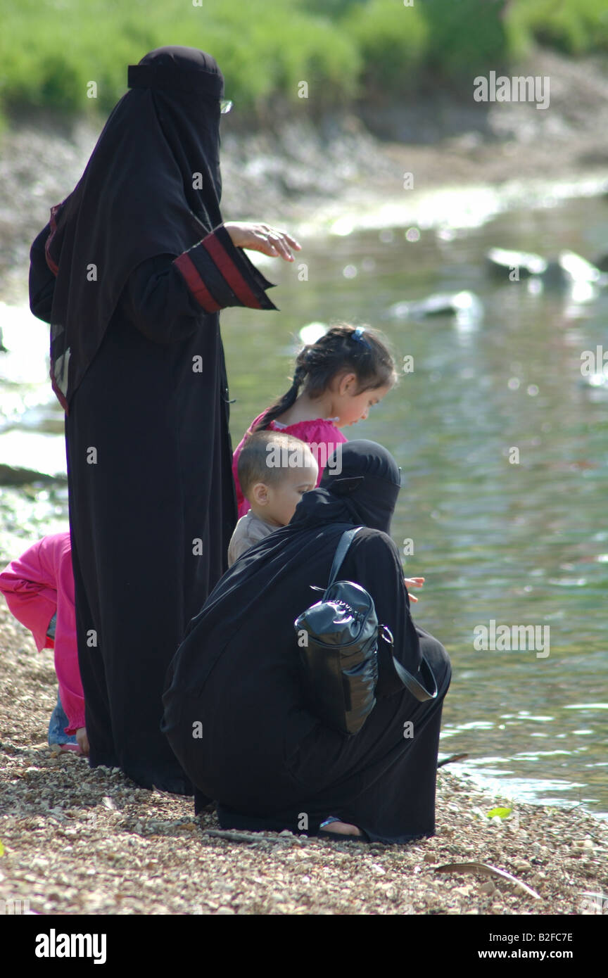 Femmes et d'enfants musulmans, Rutland Water, England, UK Banque D'Images