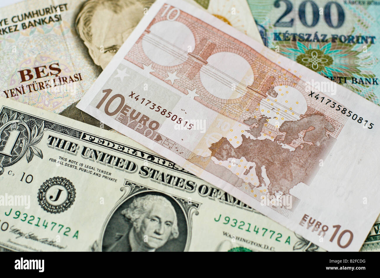 Divers billets de banque : 1 US dollar, euro 10, 200 forints hongrois, Lire turque Banque D'Images