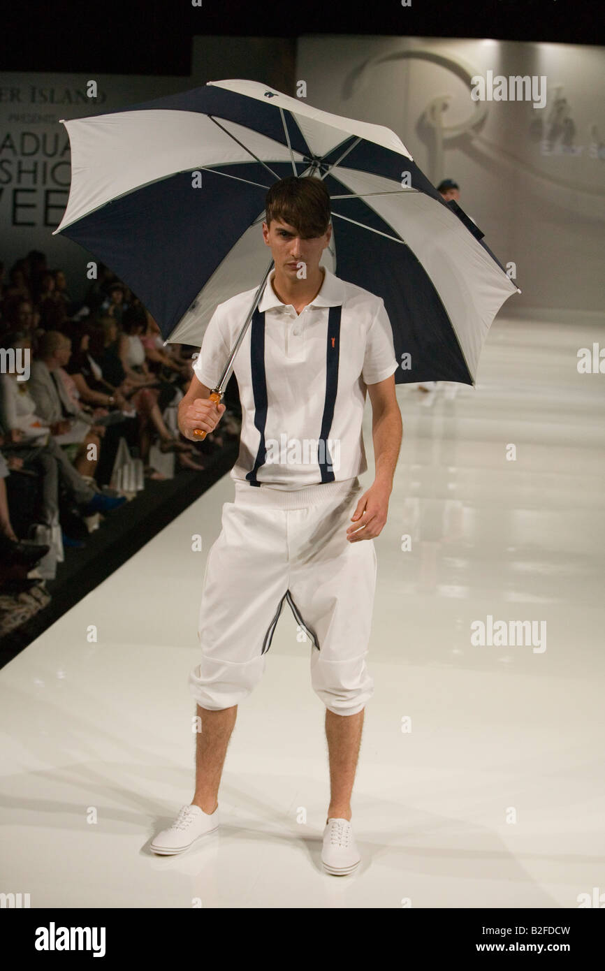 Modèle masculin avec parapluie à Graduate Fashion Week Photo Stock - Alamy