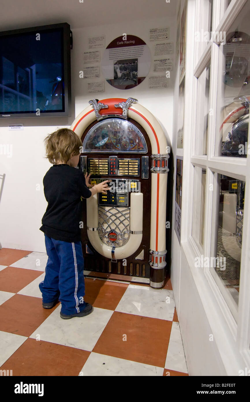 Jeune garçon debout à jukebox Banque D'Images