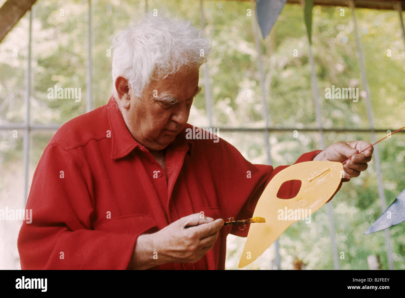 Artiste et sculpteur américain Alexander Calder (1898-1976) dans son studio en 1973. Banque D'Images