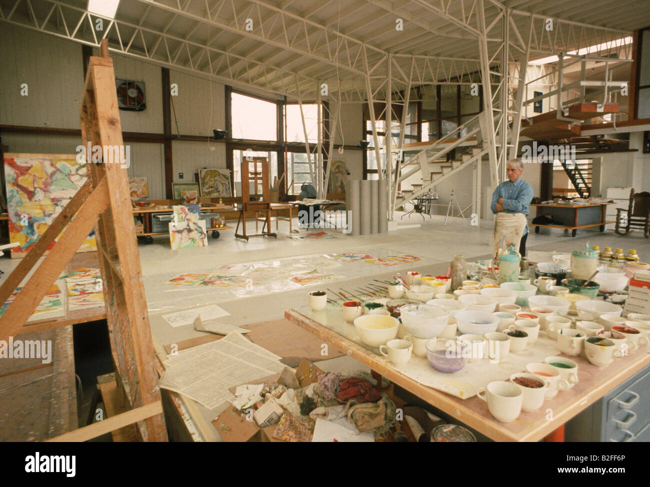 Peintre expressionniste abstrait Willem de Kooning dans son studio en 1965. Banque D'Images