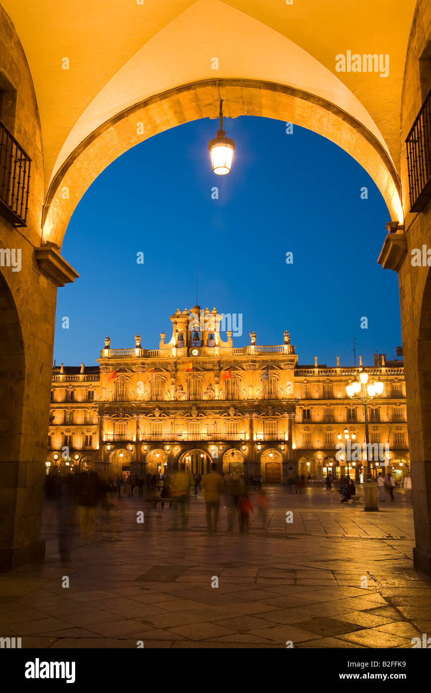 Espagne Salamanca Plaza Mayor à rassembler des foules de nuit dans le carré construit en 1700 de ville vue à travers le long passage de piétons Banque D'Images