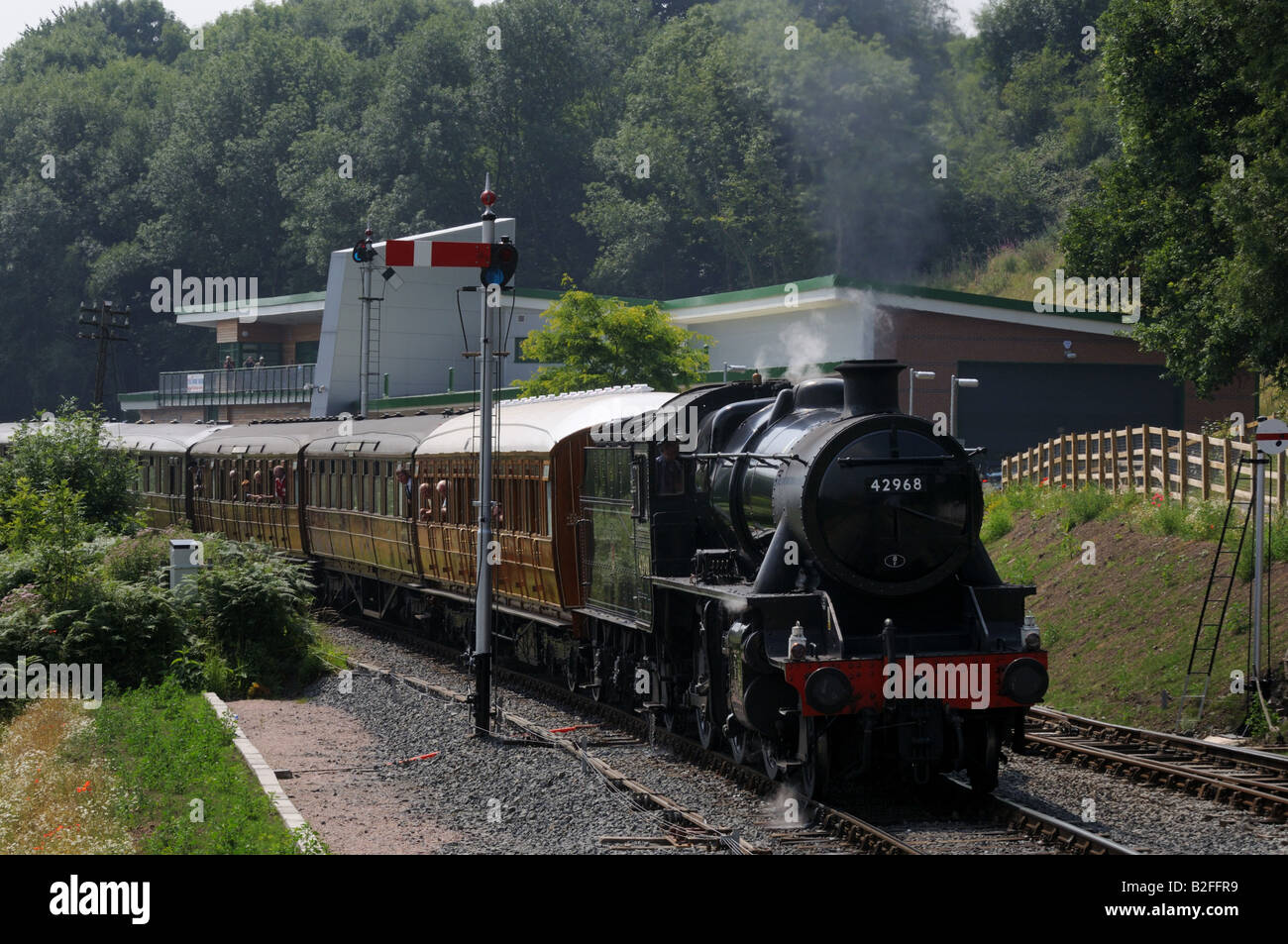 Train à vapeur entrant dans le moteur passé Highley station House sur la Severn Valley Railway Shropshire Banque D'Images