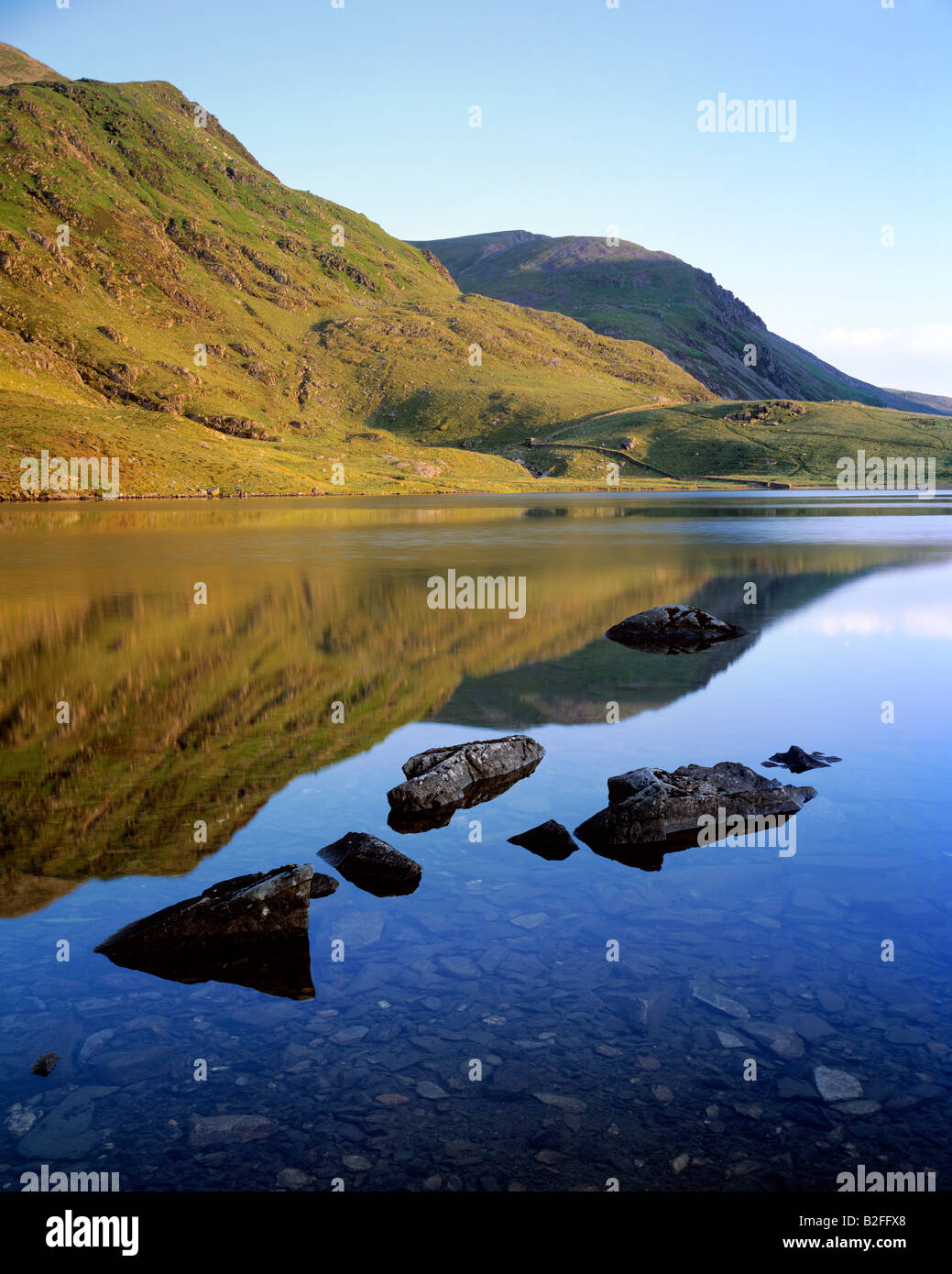 L'aube à Llyn Idwal, Parc National de Snowdonia. Le Pays de Galles. Banque D'Images