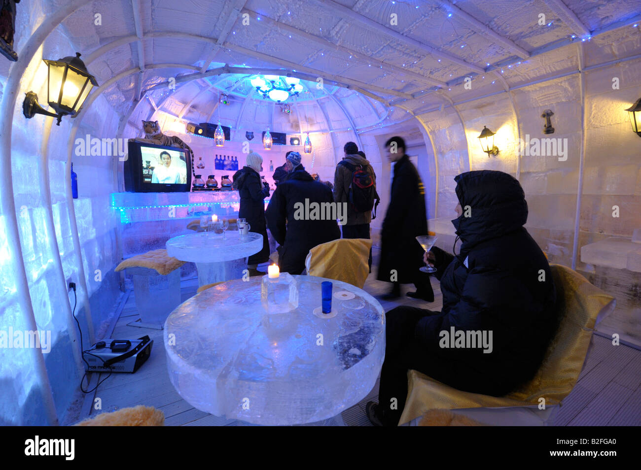 Les clients de l'ice bar à l'hôtel Shangri La Hotel à Harbin, province de Heilongjiang, Chine Banque D'Images