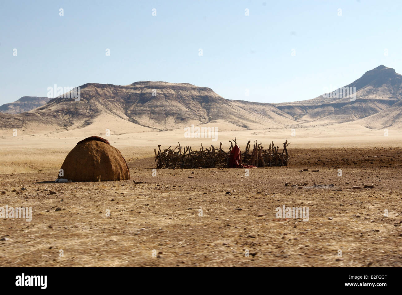 Une hutte himba situé dans le désert Banque D'Images