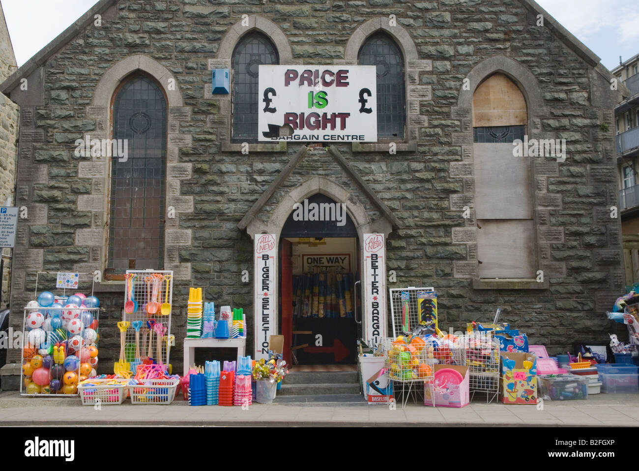 Discount shop UK Barmouth station balnéaire du nord de la côte ouest du pays de Galles Ancienne chapelle méthodiste maintenant un vil HOMER SYKES Banque D'Images