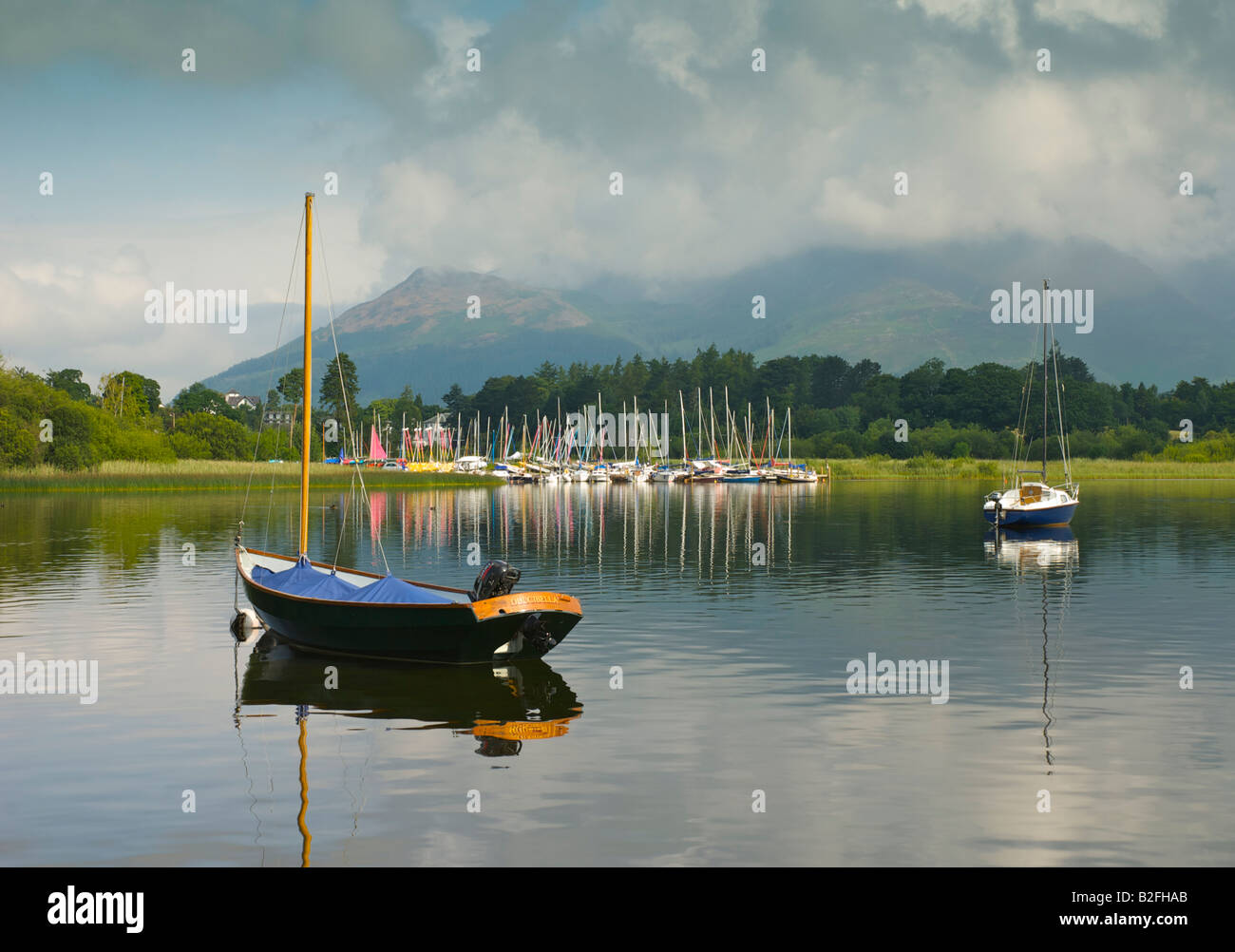 Voilier amarré sur Derwent Water, avec Derwent Water Marina & Skiddaw dans l'arrière-plan, Parc National de Lake District, Cumbria uk Banque D'Images