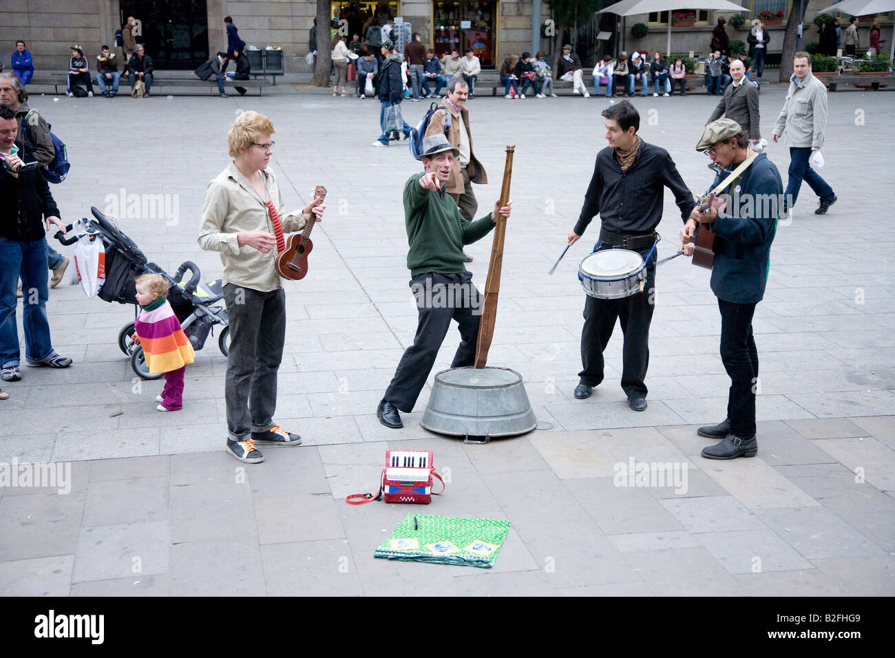 Bande aux spectacles de l'extérieur de la cathédrale Barcelone Espagne Banque D'Images