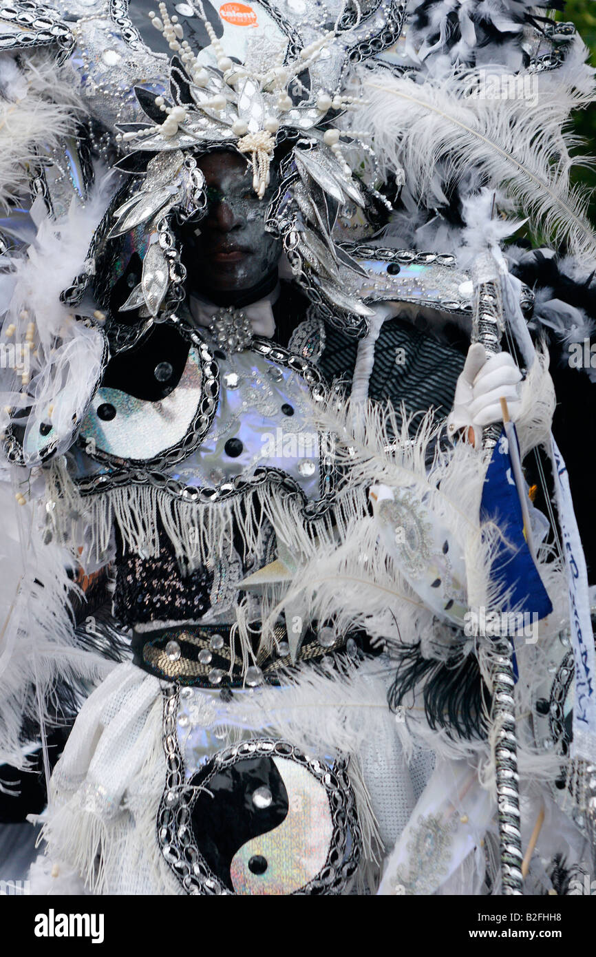 Un homme en blanc masque en plumes d'été à Rotterdam aux Pays-Bas, carnaval de rue Carnaval 2008 Banque D'Images