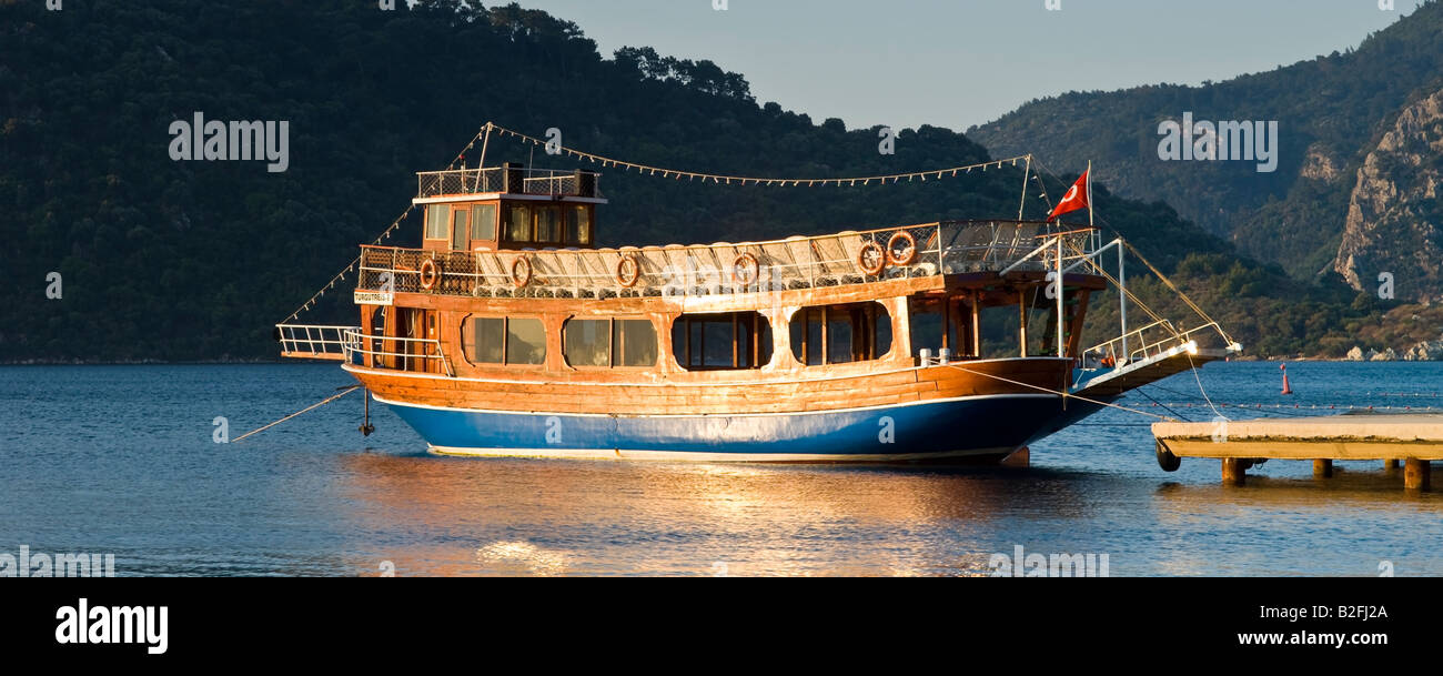 Gulet bateau amarré dans la baie de Marmaris Mer Méditerranée vu au lever du soleil Marmaris Mugla Turquie Banque D'Images