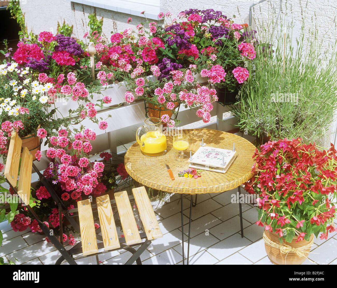 Balcon avec différentes fleurs Banque D'Images