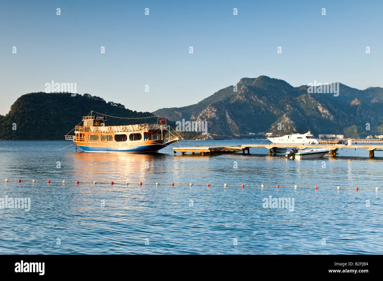 Gulet bateau amarré dans la baie de Marmaris Mer Méditerranée vu au lever du soleil Marmaris Mugla Turquie Banque D'Images