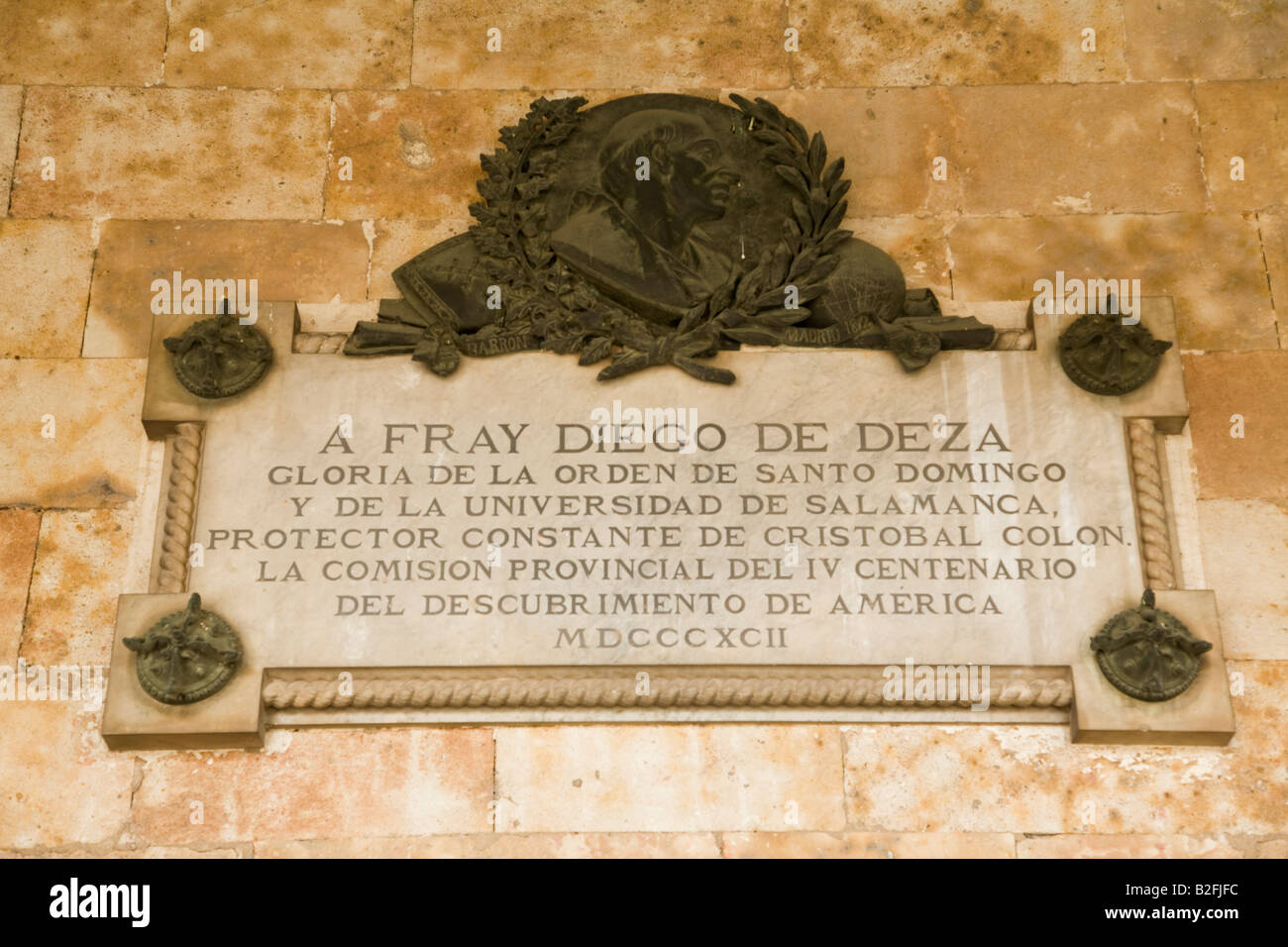 Espagne Salamanque plaque honorant Fray Diego de Deza sur l'église de Saint Stephen San Esteban Banque D'Images